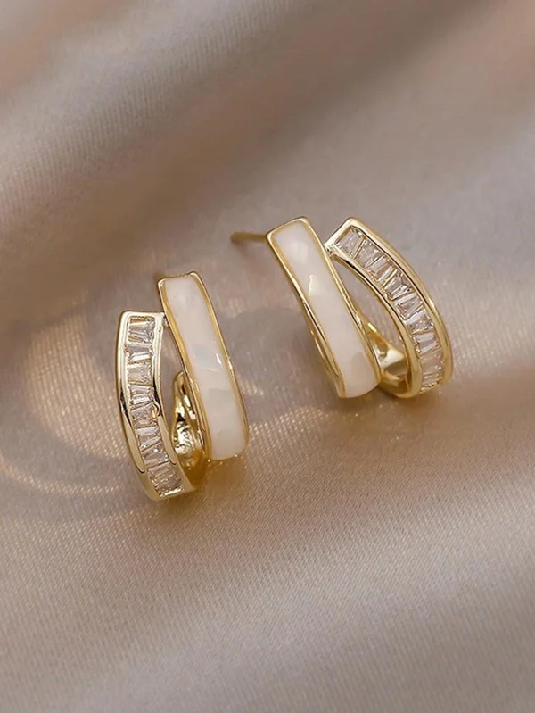 BRINCO DOURADO COM PÉROLA & DECORAÇÃO DE STRASS